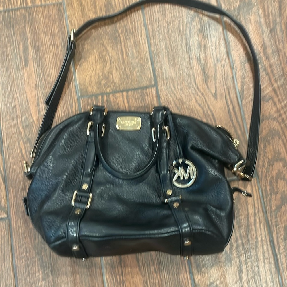 Michael Kors leather shoulder bag. Great condition.